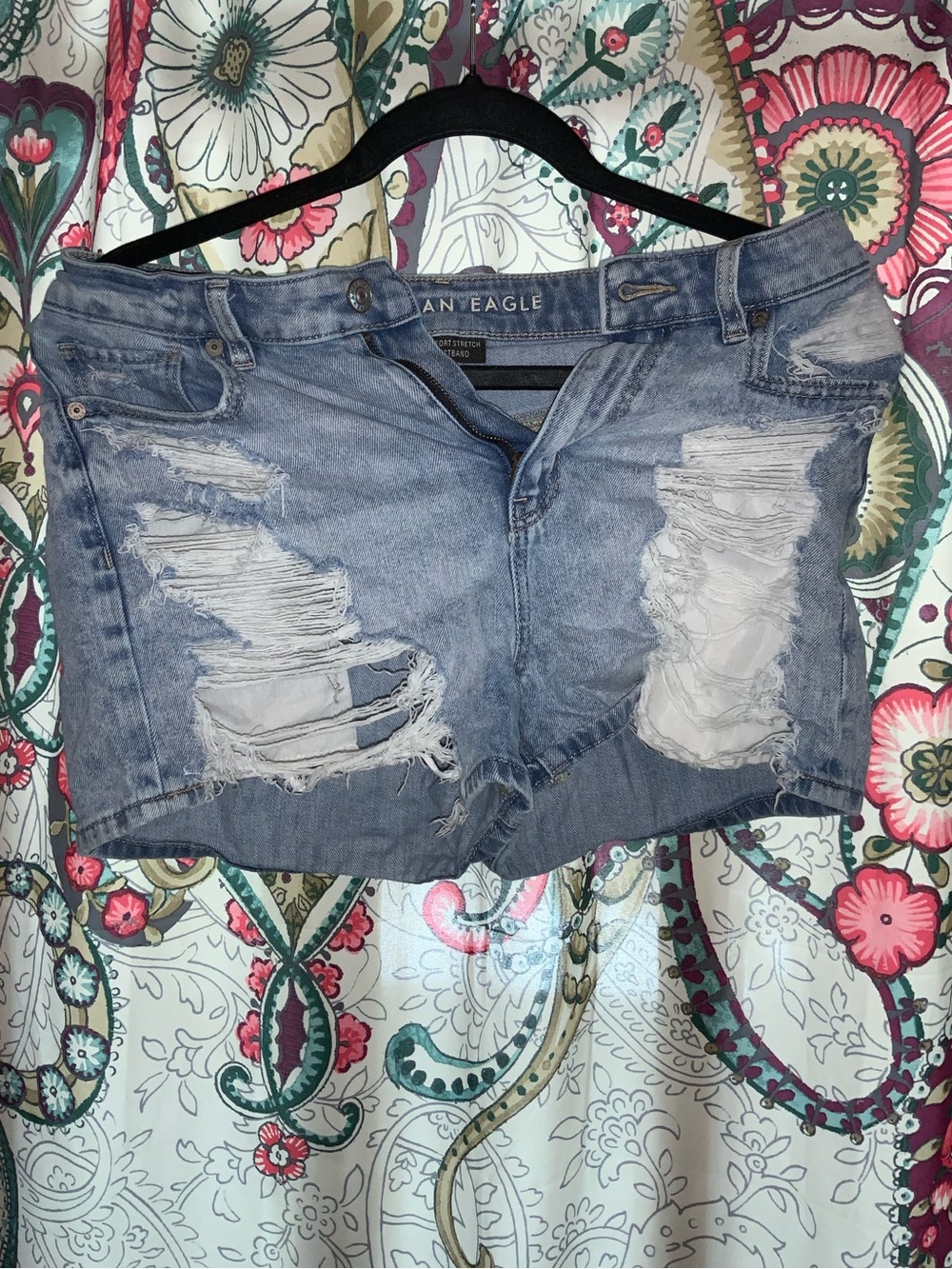 American Eagle Mom Jean Short Comfort Stretch Distressed Light Wash Denim Size 2